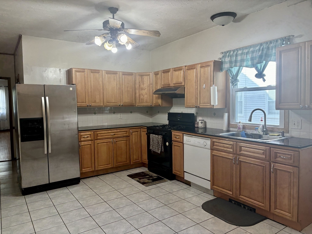 3 bed, 1 bath apartment for rent at 35 Stoneland Rd Unit 1, Worcester — photo 4 of 22