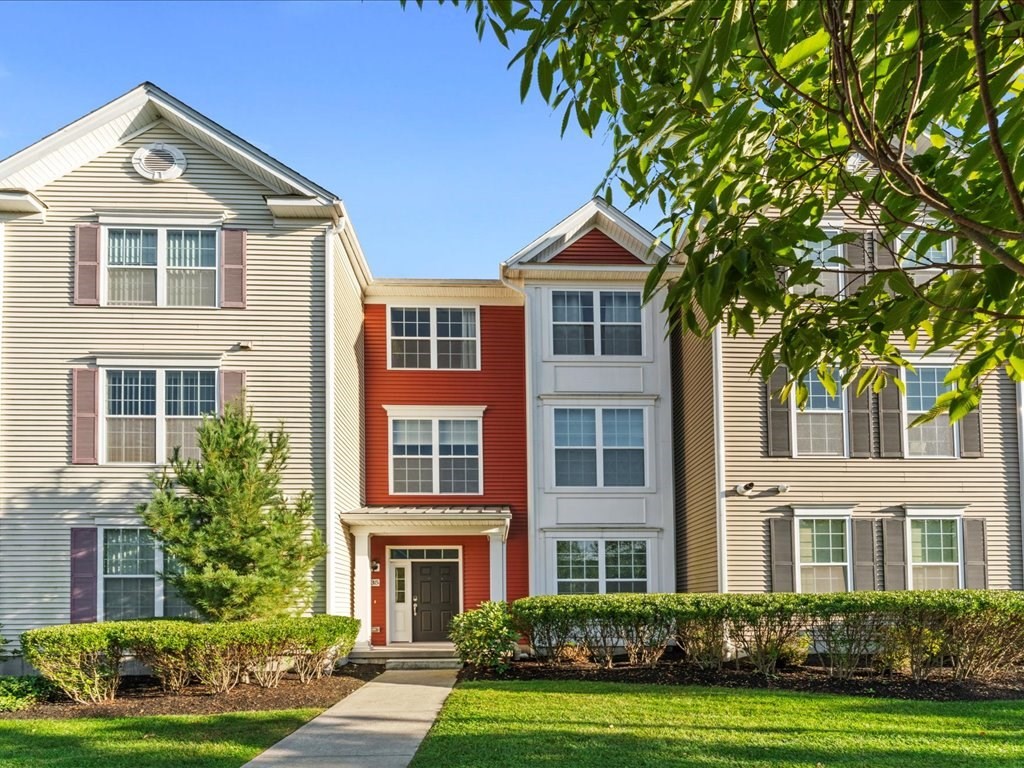 3 bed, 2 bath apartment for rent at 35 Townsend Blvd Unit 35, Westborough — photo 1 of 20
