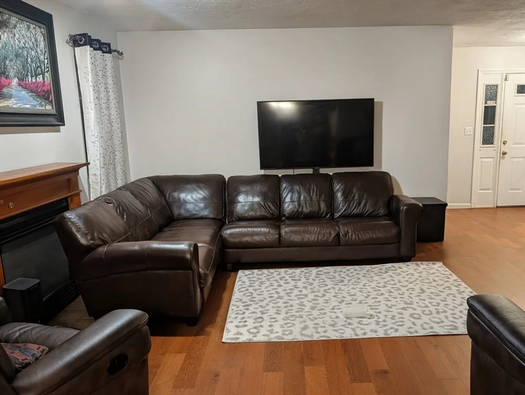 3 bed, 2 bath apartment for rent at 35 Violetwood Circle, Marlborough — photo 5 of 18