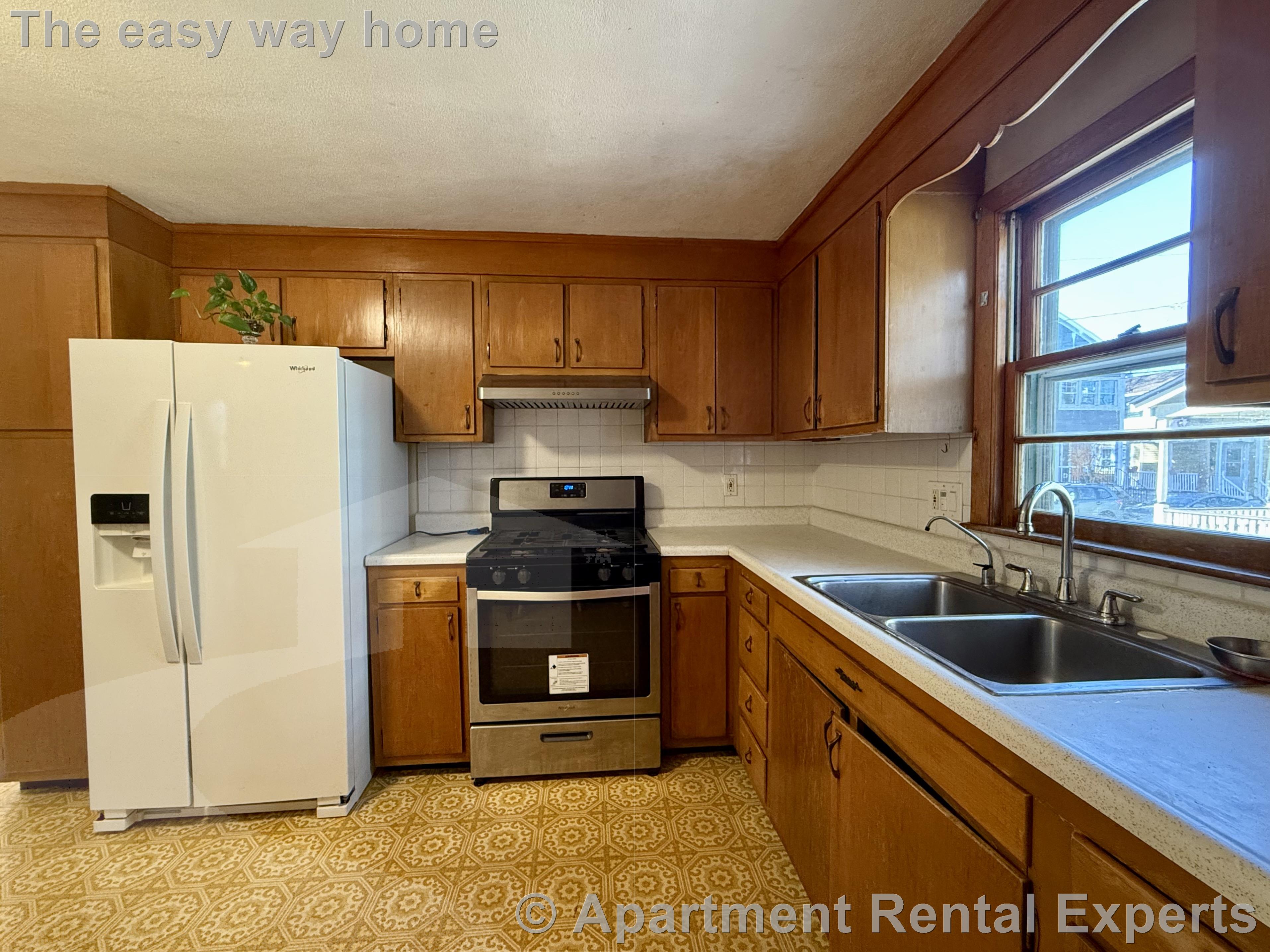 3 bed, 1 bath apartment for rent at 35 Ware St Unit 1, Teele Square — photo 4 of 12