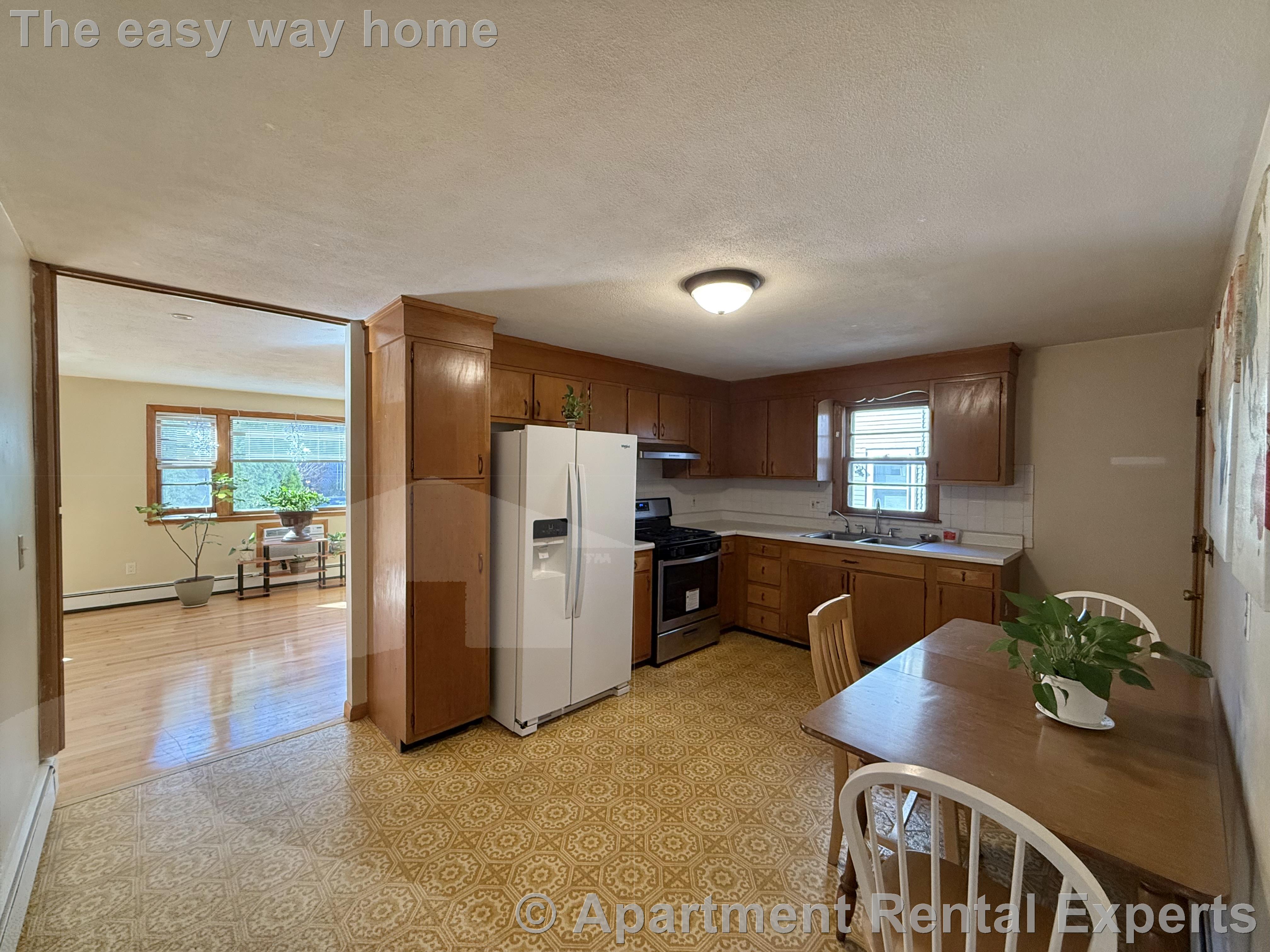 3 bed, 1 bath apartment for rent at 35 Ware St Unit 1, Teele Square — photo 2 of 12