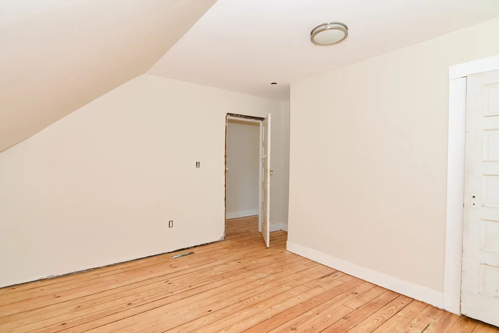 5 bed, 1 bath apartment for rent at 350 King St Unit 1, Springfield — photo 11 of 16