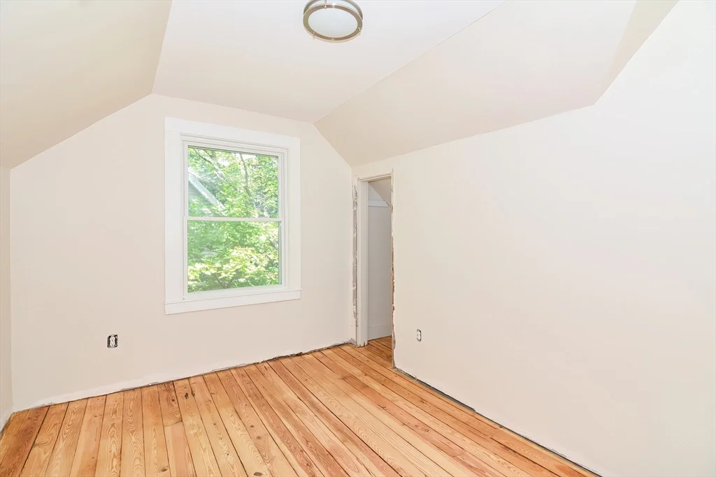 5 bed, 1 bath apartment for rent at 350 King St Unit 1, Springfield — photo 8 of 16