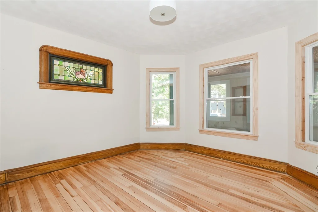 5 bed, 1 bath apartment for rent at 350 King St Unit 1, Springfield — photo 5 of 16