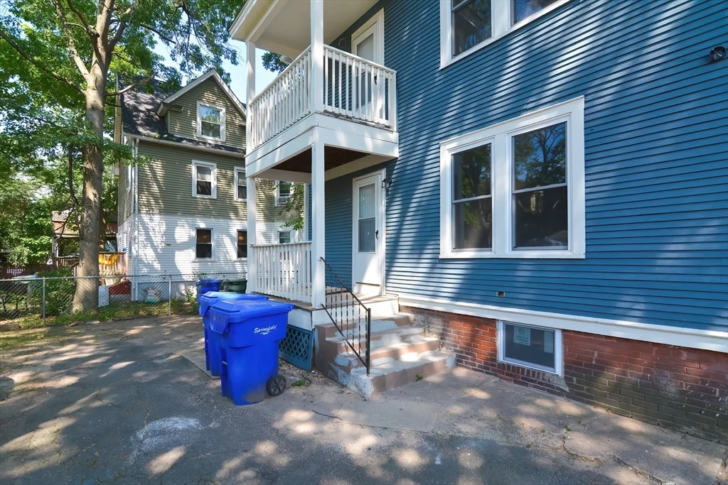5 bed, 1 bath apartment for rent at 350 King St Unit 1, Springfield — photo 13 of 16