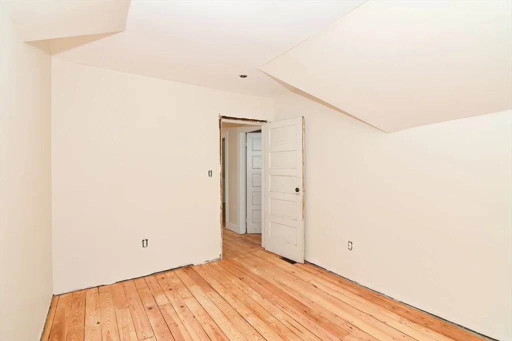 5 bed, 1 bath apartment for rent at 350 King St Unit 1, Springfield — photo 9 of 16