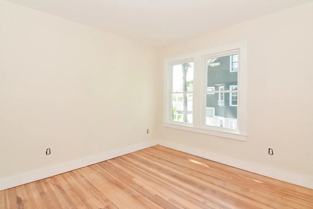 5 bed, 1 bath apartment for rent at 350 King St Unit 1, Springfield — photo 7 of 16
