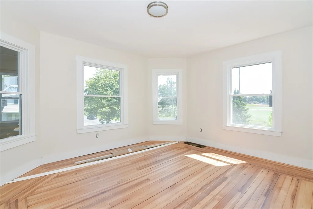 5 bed, 1 bath apartment for rent at 350 King St Unit 1, Springfield — photo 4 of 16