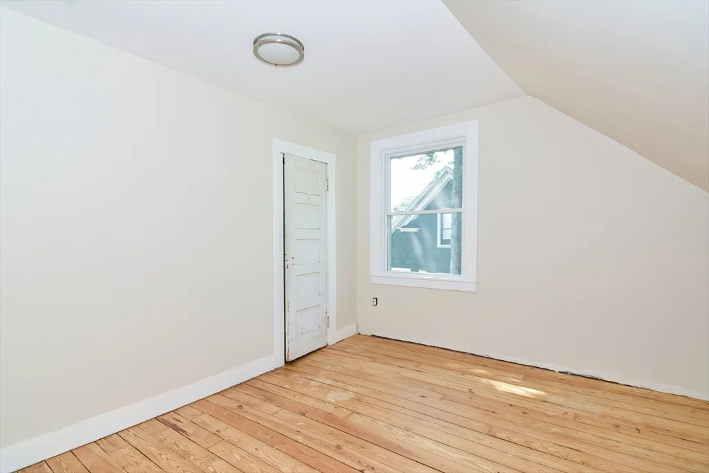 5 bed, 1 bath apartment for rent at 350 King St Unit 1, Springfield — photo 10 of 16