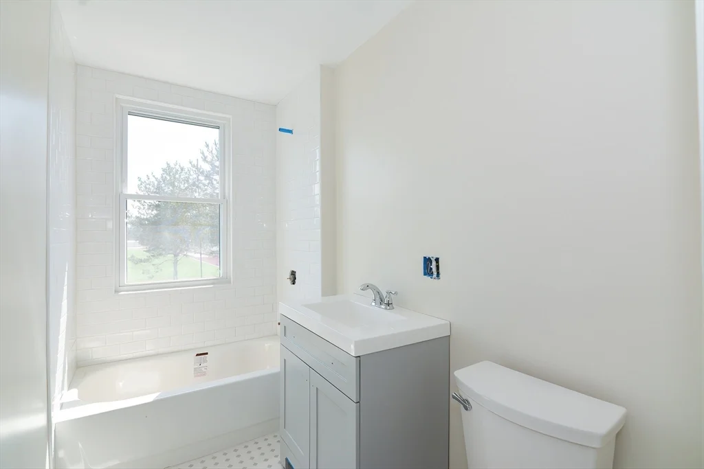 5 bed, 1 bath apartment for rent at 350 King St Unit 1, Springfield — photo 6 of 16