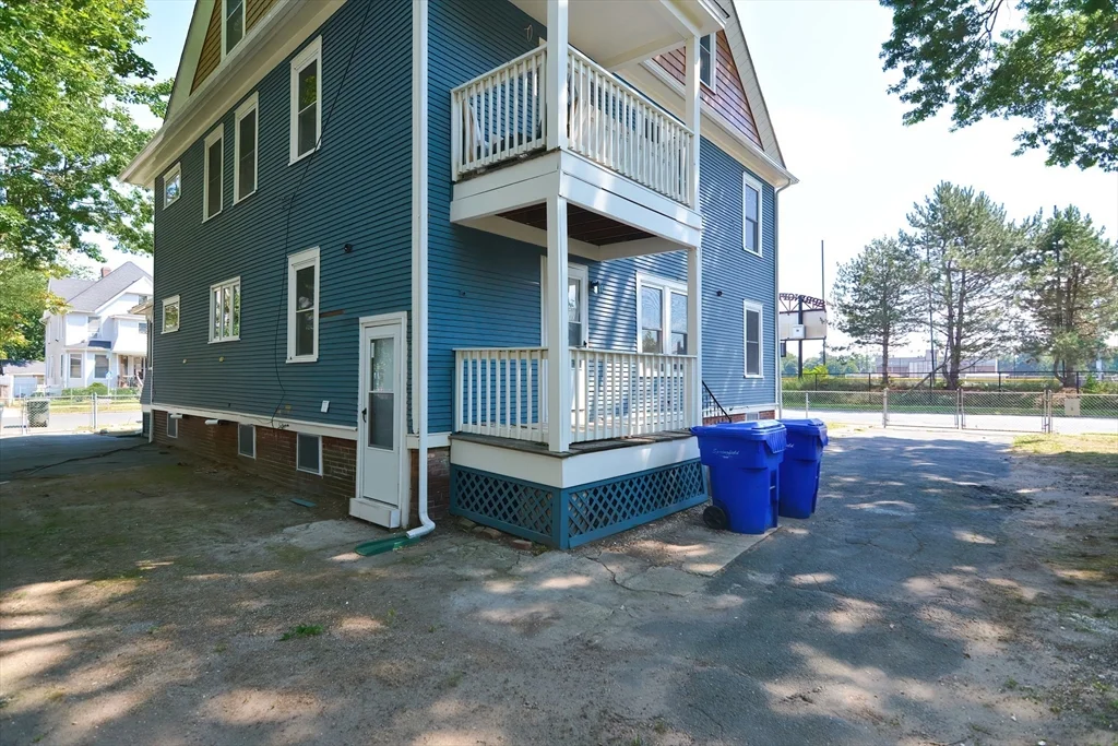 5 bed, 1 bath apartment for rent at 350 King St Unit 1, Springfield — photo 14 of 16
