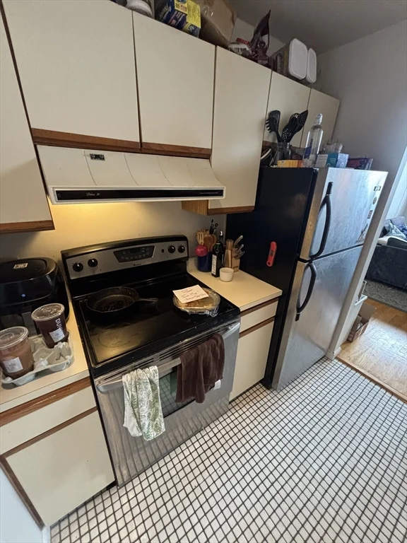 3 bed, 1 bath apartment for rent at 350 W Fourth Unit 408, South Boston — photo 13 of 20