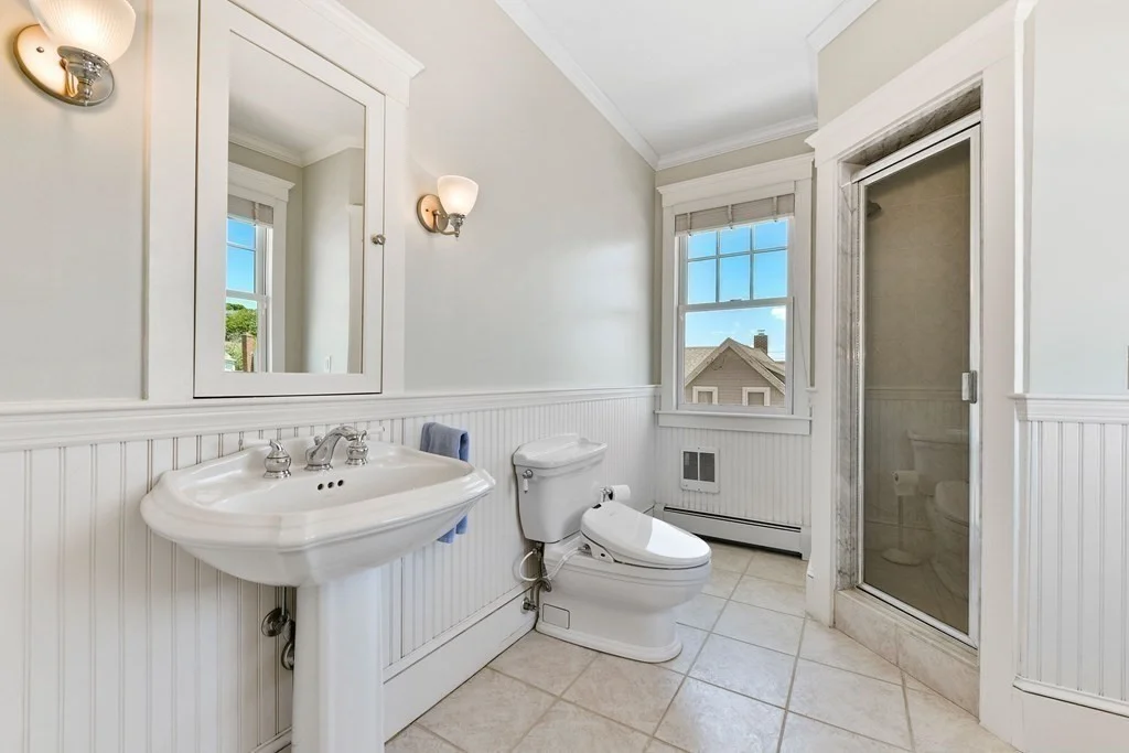 4 bed, 2 bath apartment for rent at 351 Beach Ave, Hull — photo 14 of 27