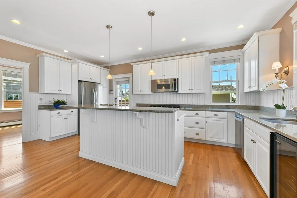 4 bed, 2 bath apartment for rent at 351 Beach Ave, Hull — photo 3 of 27