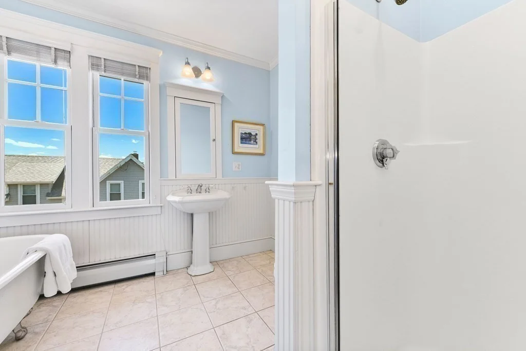 4 bed, 2 bath apartment for rent at 351 Beach Ave, Hull — photo 18 of 27