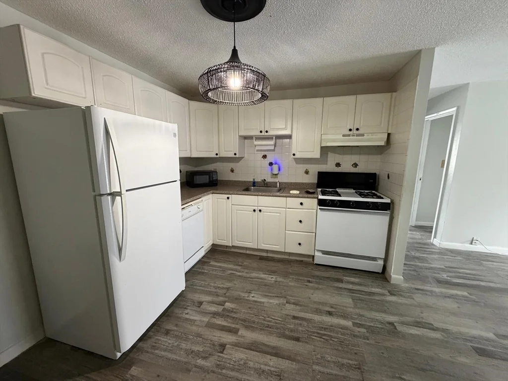 2 bed, 1 bath apartment for rent at 351 Pawtucket Blvd Unit 29, Lowell — photo 4 of 5