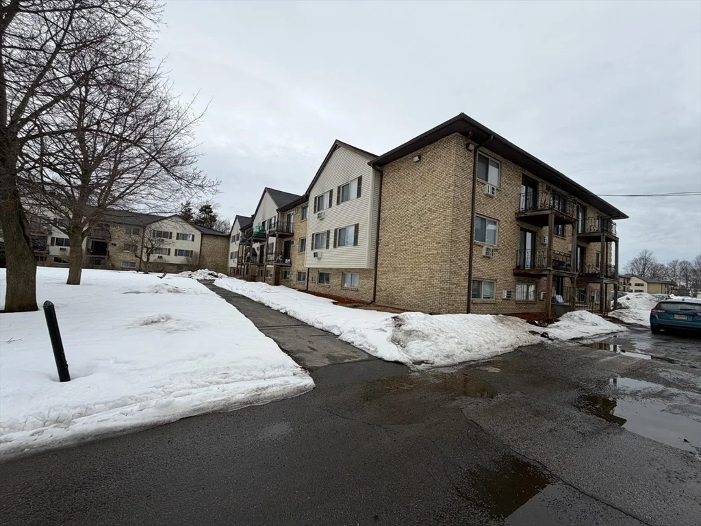 2 bed, 1 bath apartment for rent at 351 Pawtucket Blvd Unit 29, Lowell — photo 1 of 5