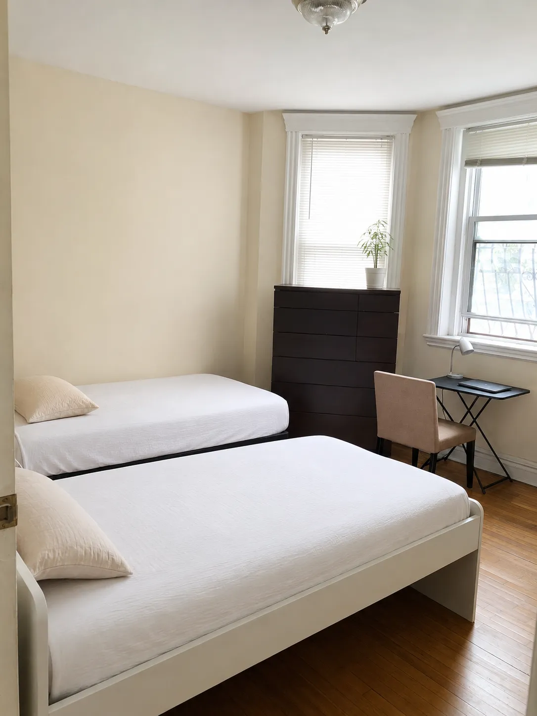 3 bed, 1 bath apartment for rent at 352 Riverway Unit 2, Mission Hill — photo 6 of 10