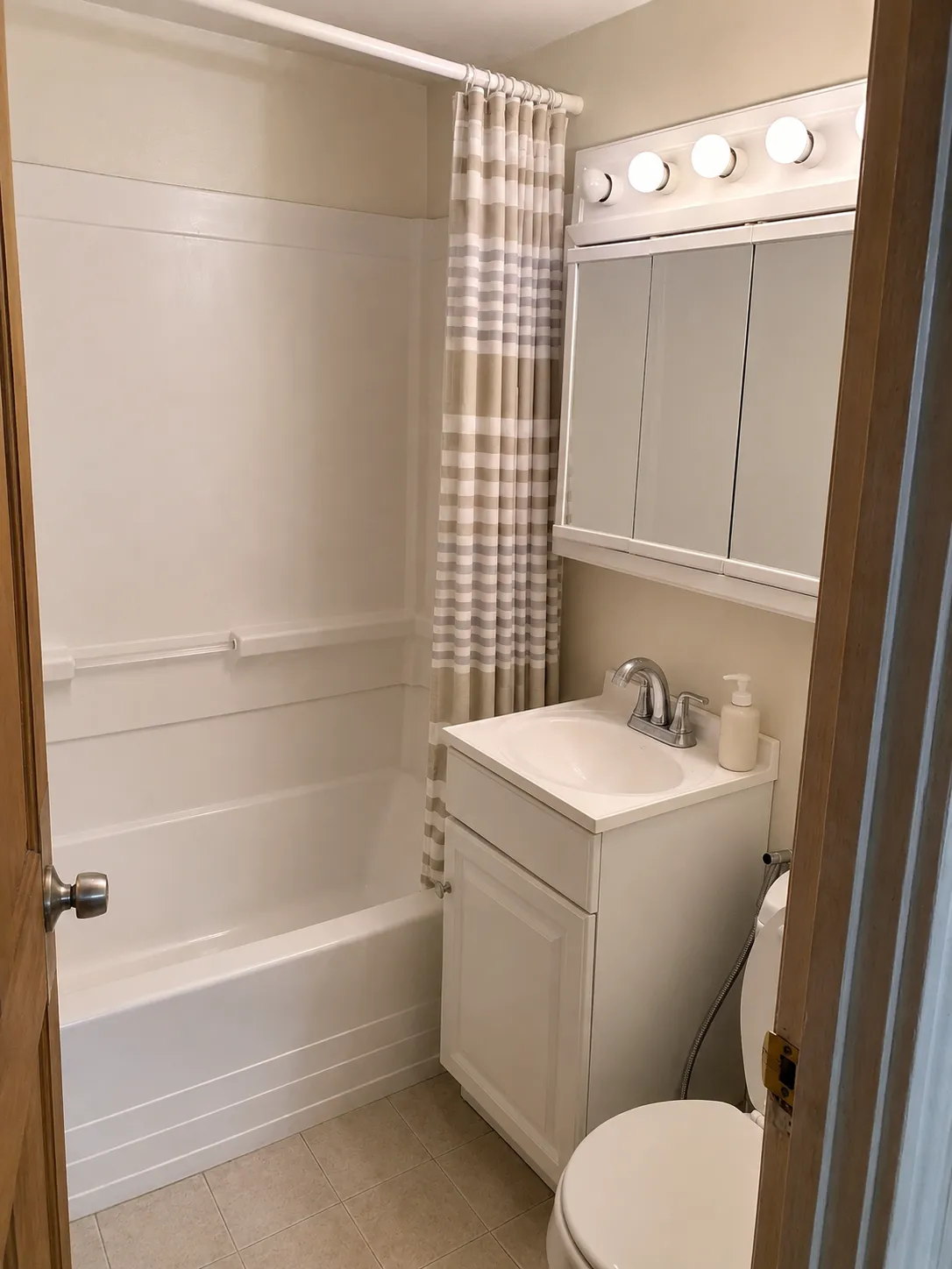 3 bed, 1 bath apartment for rent at 352 Riverway Unit 2, Mission Hill — photo 8 of 10