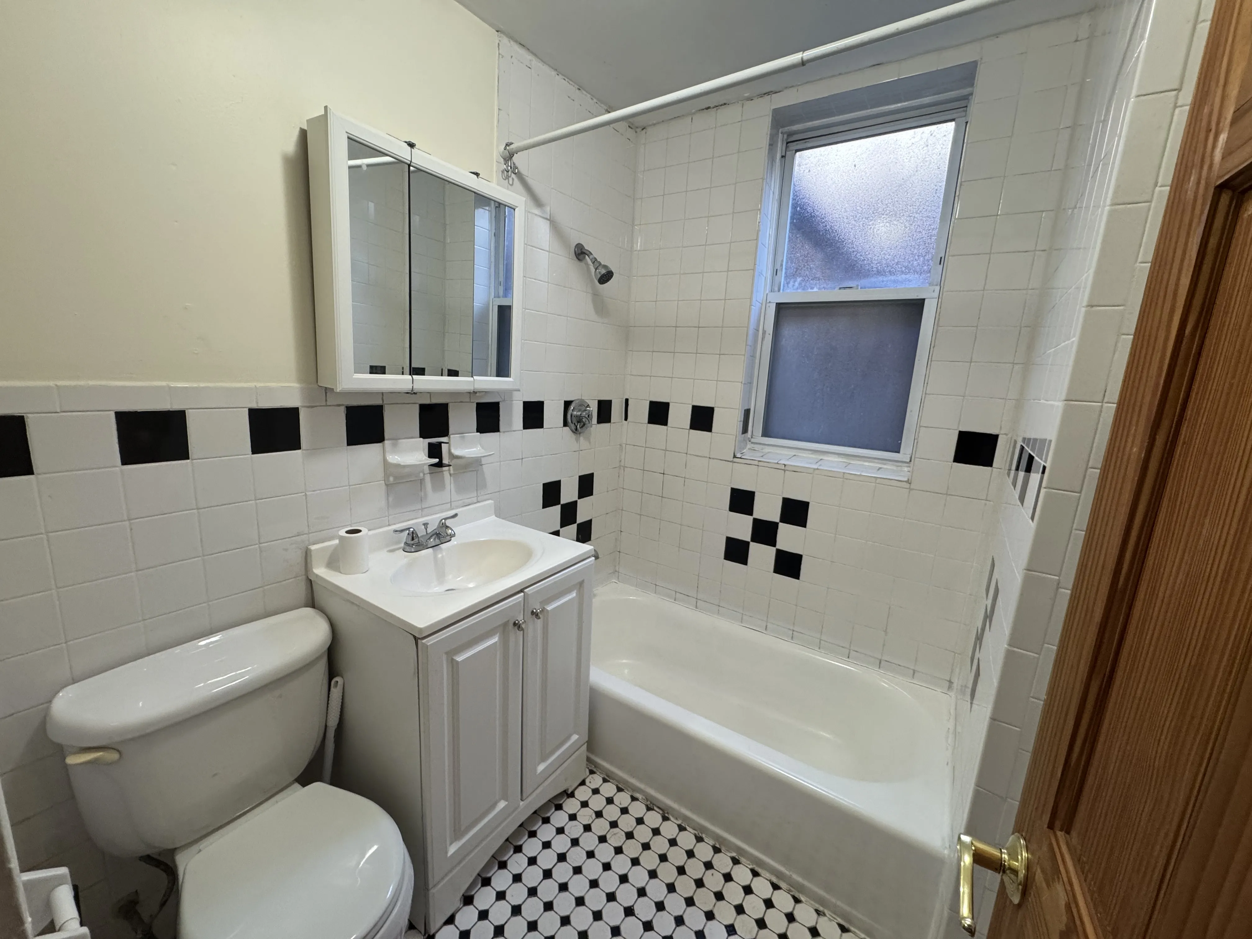 2 bed, 1 bath apartment for rent at 352 Riverway Unit 352-1A, Mission Hill — photo 5 of 12