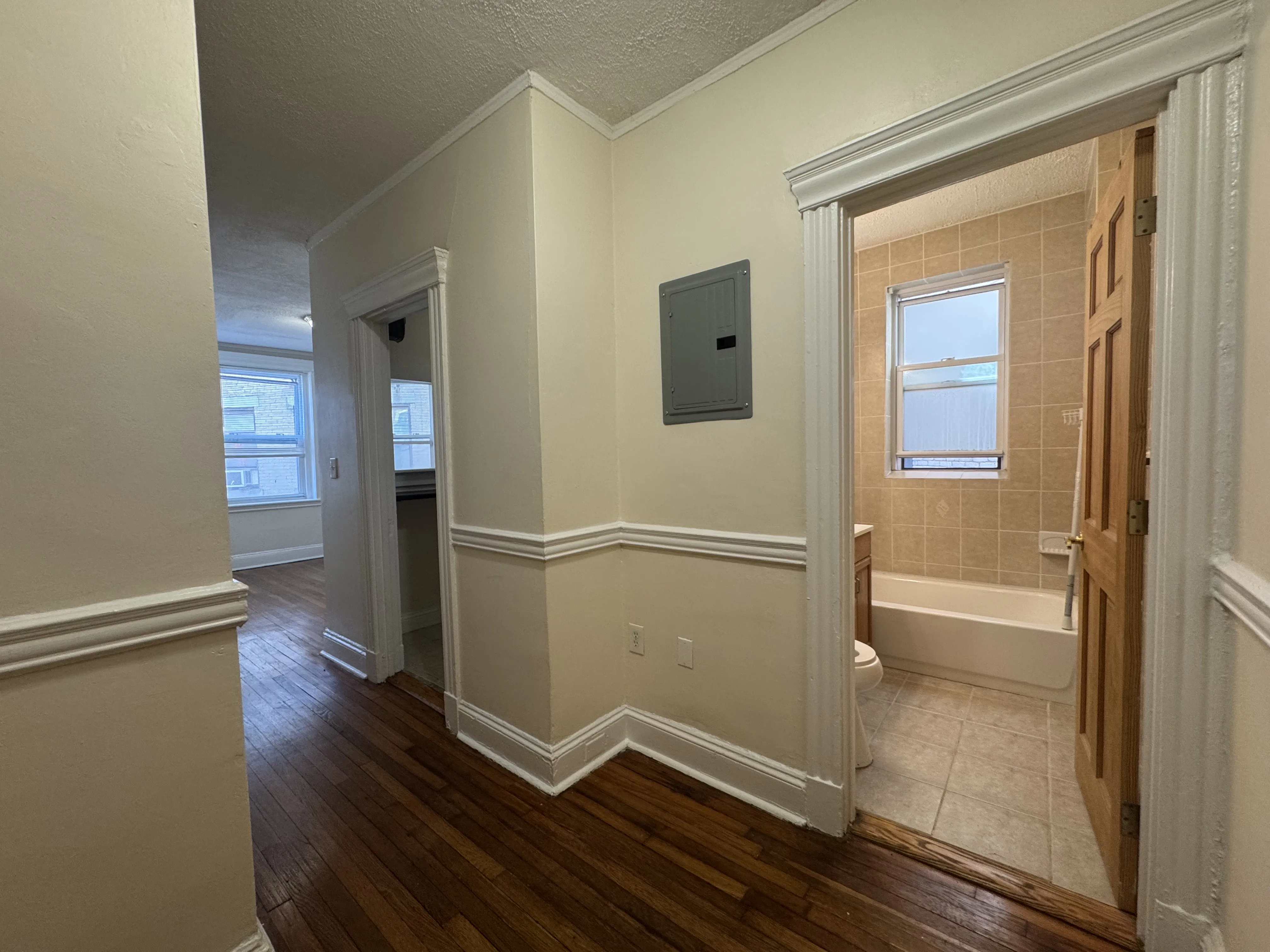 Studio bed, 1 bath apartment for rent at 352 Riverway Unit 7, Mission Hill — photo 3 of 8