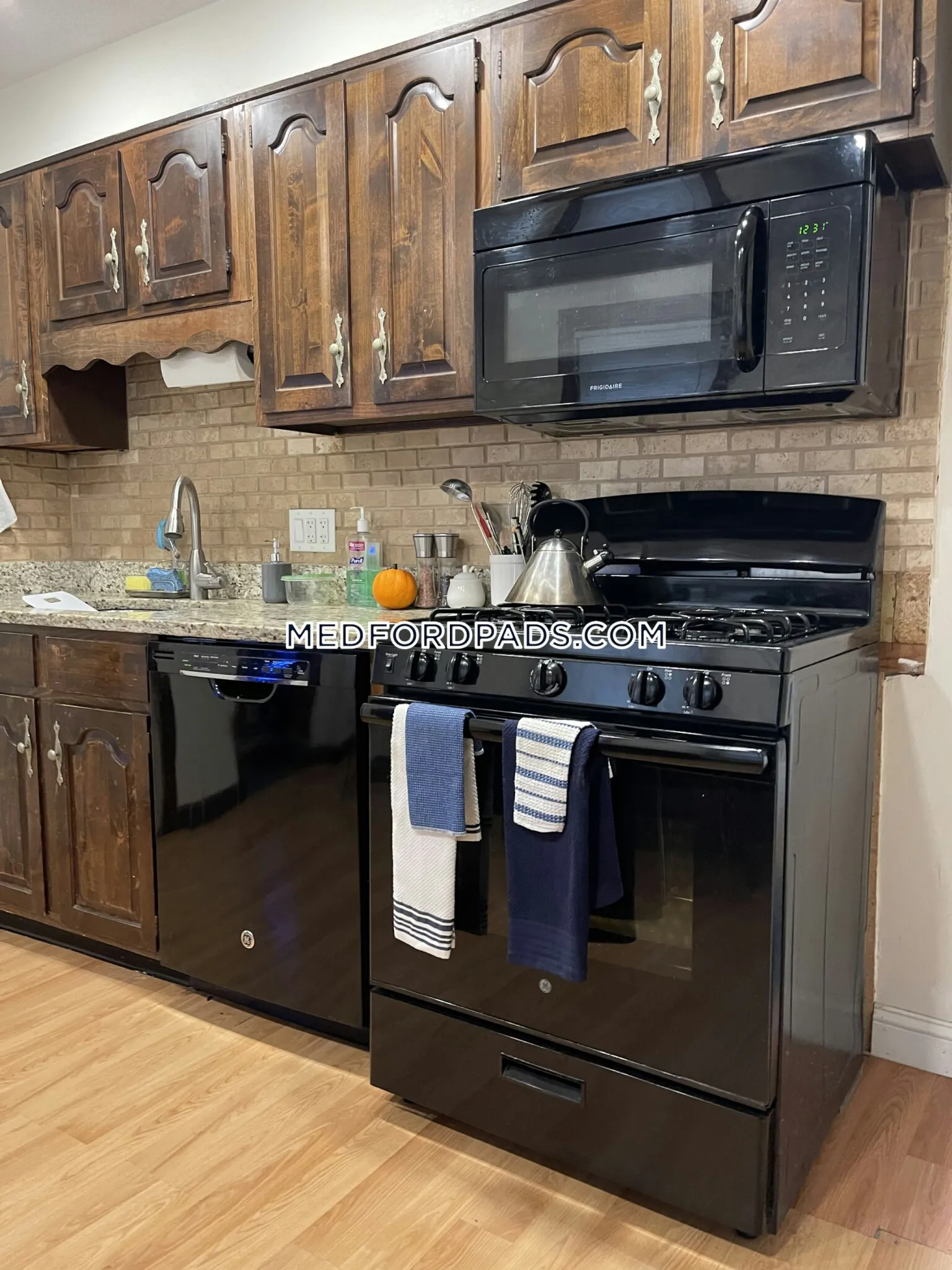 3 bed, 1 bath apartment for rent at 354 Main St Unit 2, South Medford — photo 2 of 9