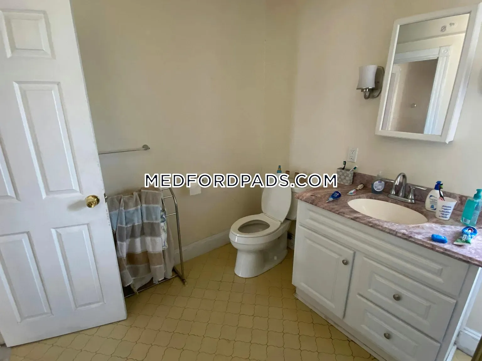 3 bed, 1 bath apartment for rent at 354 Main St Unit 3, South Medford — photo 8 of 9