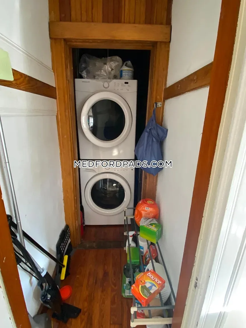 3 bed, 1 bath apartment for rent at 354 Main St Unit 3, South Medford — photo 4 of 9