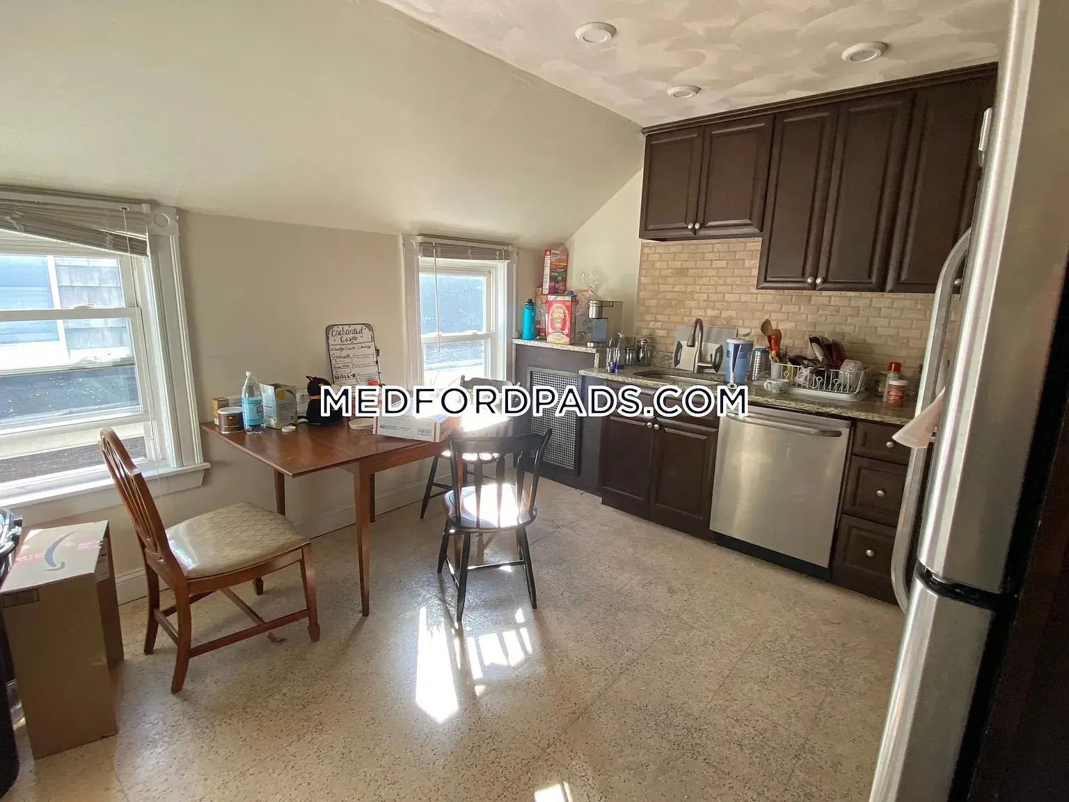 3 bed, 1 bath apartment for rent at 354 Main St Unit 3, South Medford — photo 2 of 9