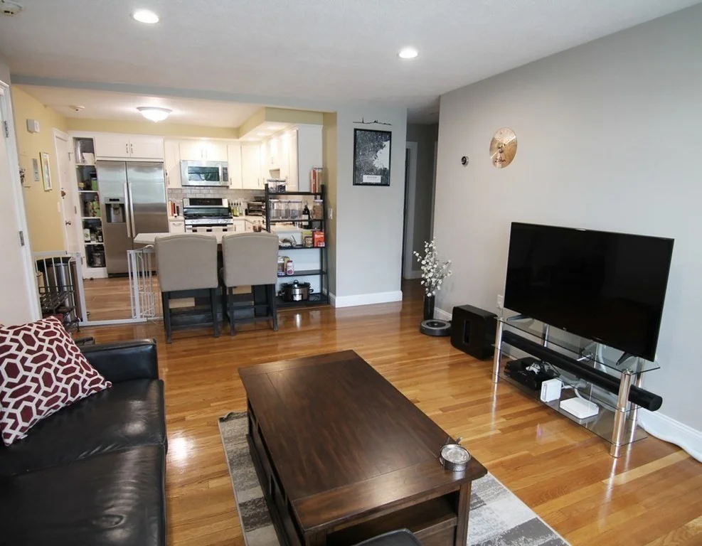 2 bed, 1 bath apartment for rent at 354 Market St Unit 20, Oak Square — photo 4 of 11