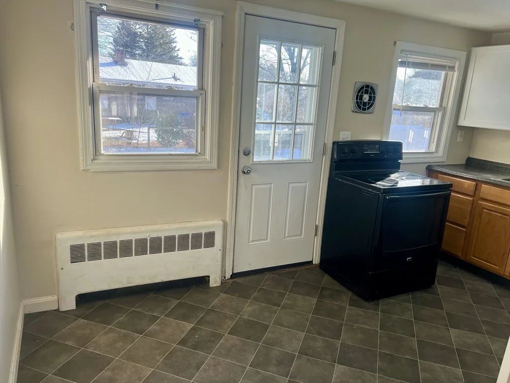 3 bed, 1 bath apartment for rent at 354 South Unit 354, Bedford — photo 4 of 18