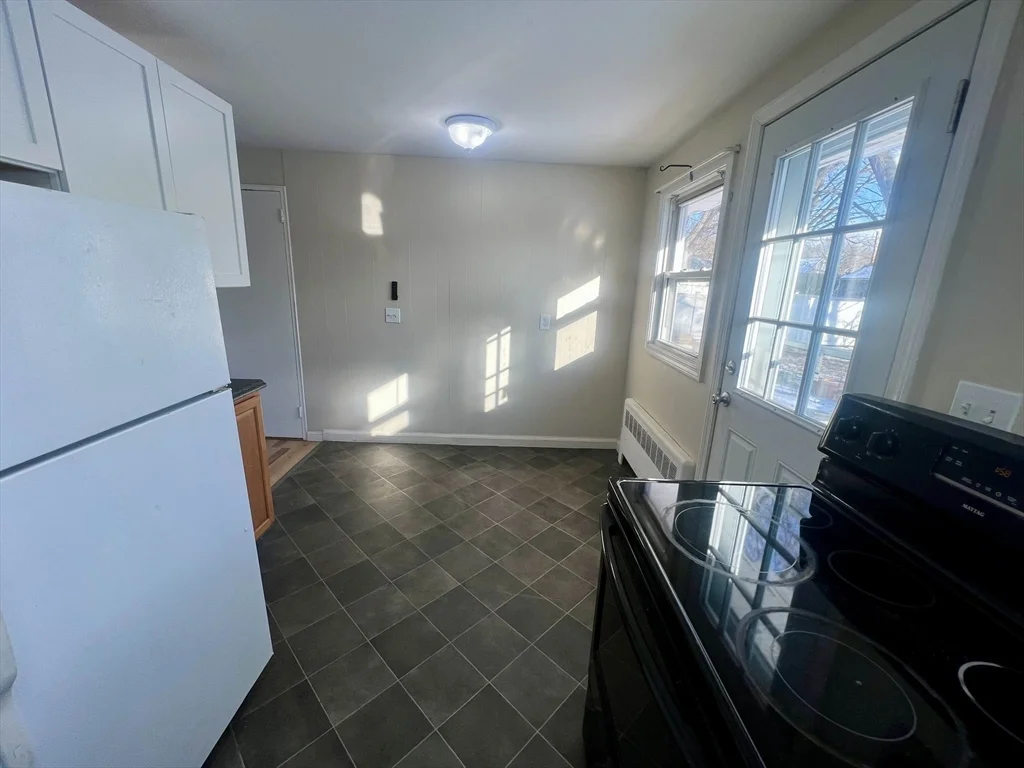 3 bed, 1 bath apartment for rent at 354 South Unit 354, Bedford — photo 3 of 18