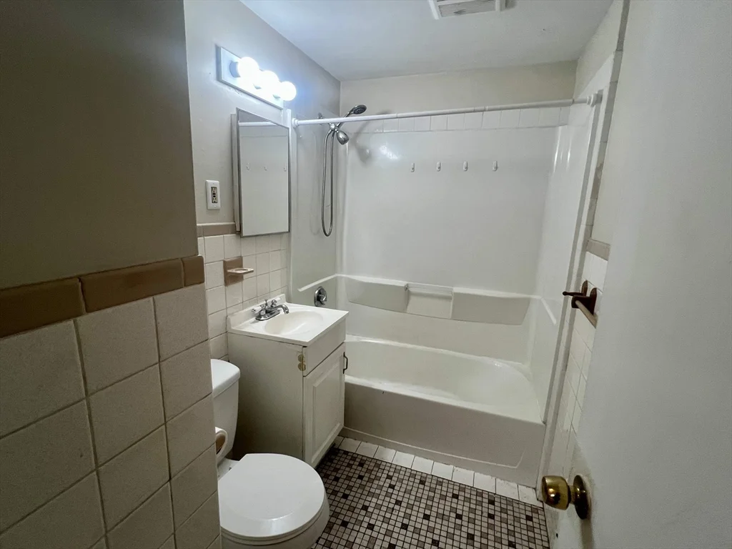 3 bed, 1 bath apartment for rent at 354 South Unit 354, Bedford — photo 9 of 18