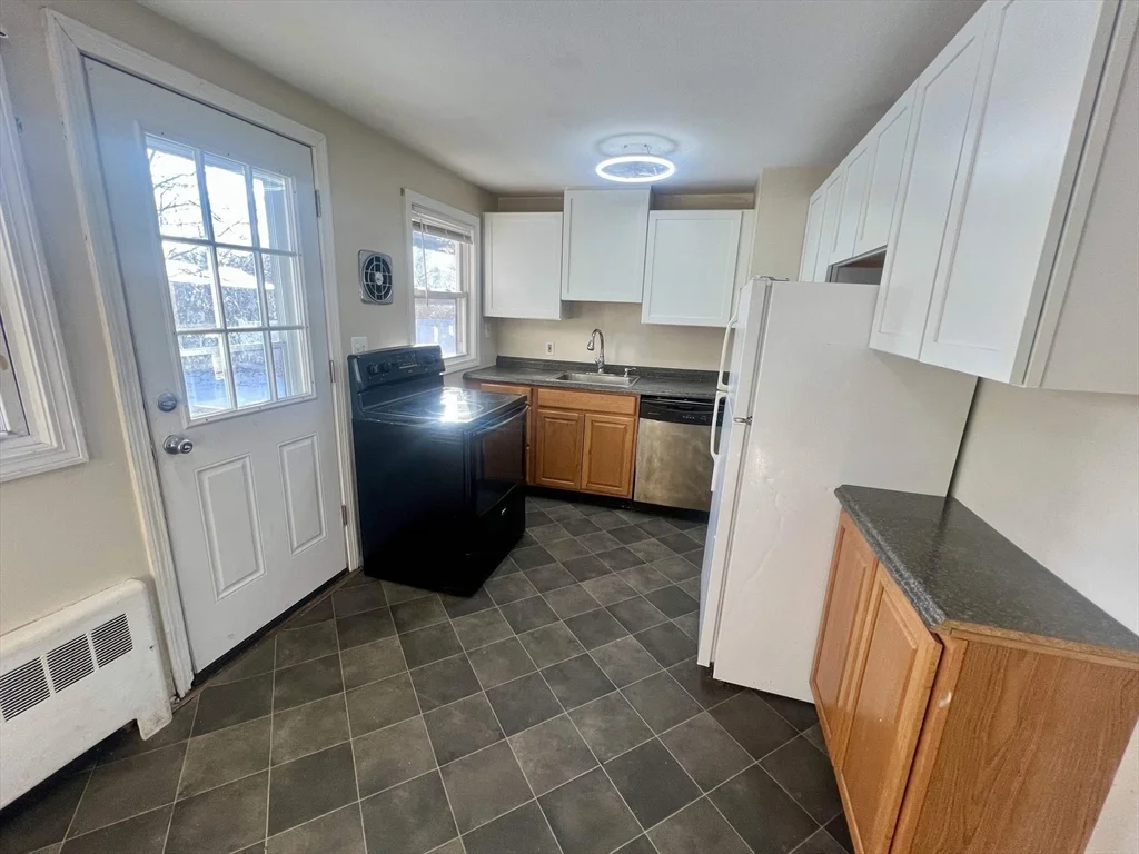 3 bed, 1 bath apartment for rent at 354 South Unit 354, Bedford — photo 2 of 18