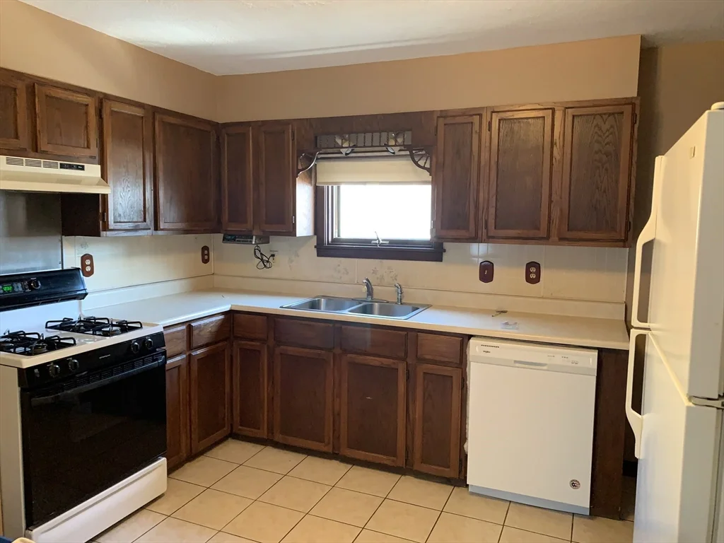 2 bed, 1 bath apartment for rent at 355 Field St Unit 1, Fall River