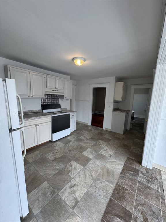 4 bed, 1 bath apartment for rent at 355 Jefferson Ave Unit 2, Salem — photo 6 of 16