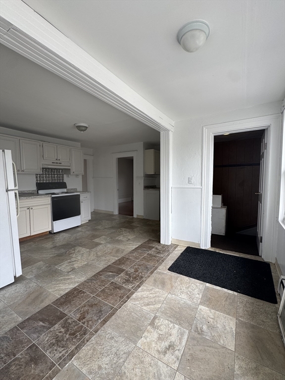 4 bed, 1 bath apartment for rent at 355 Jefferson Ave Unit 2, Salem — photo 3 of 16
