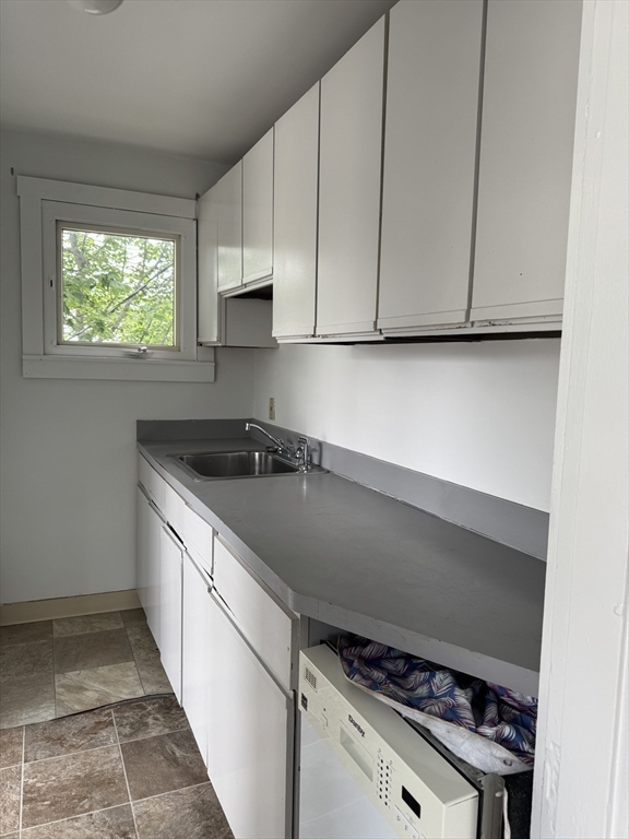 4 bed, 1 bath apartment for rent at 355 Jefferson Ave Unit 2, Salem — photo 4 of 16