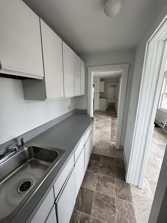 4 bed, 1 bath apartment for rent at 355 Jefferson Ave Unit 2, Salem — photo 5 of 16