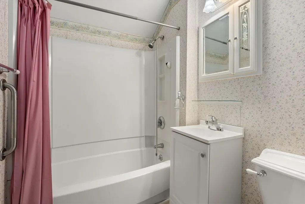 3 bed, 1 bath apartment for rent at 356 East St Unit 356, Ludlow — photo 8 of 12