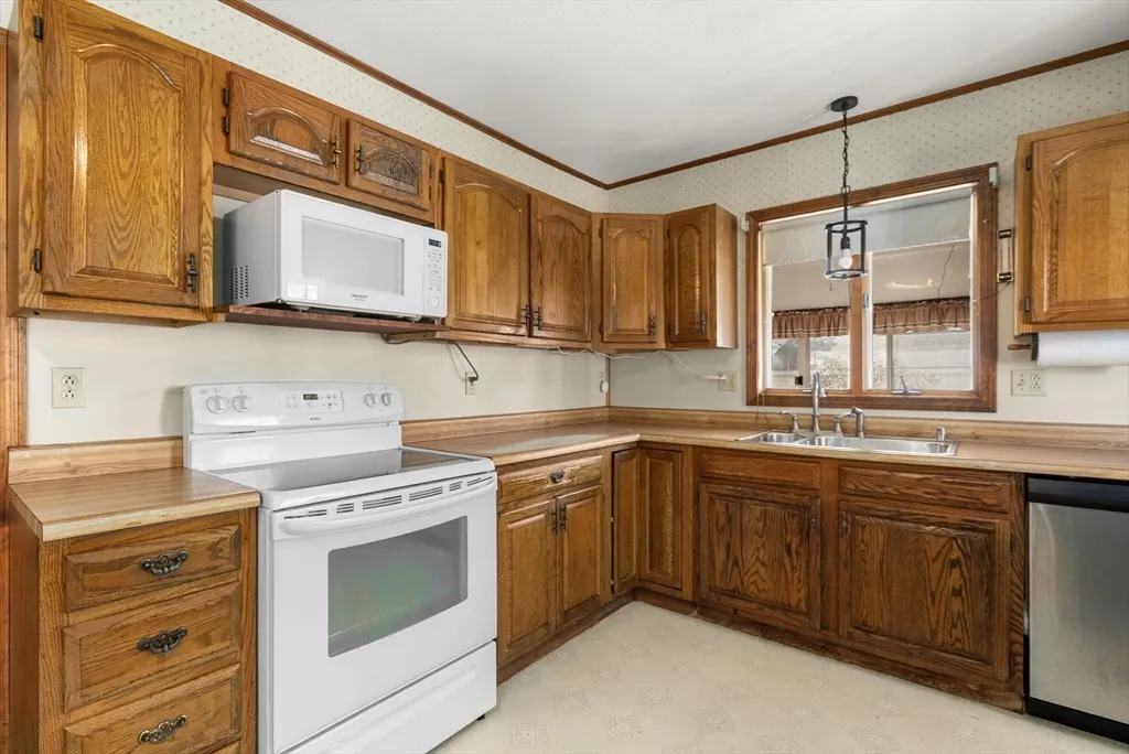 3 bed, 1 bath apartment for rent at 356 East St Unit 356, Ludlow — photo 4 of 12
