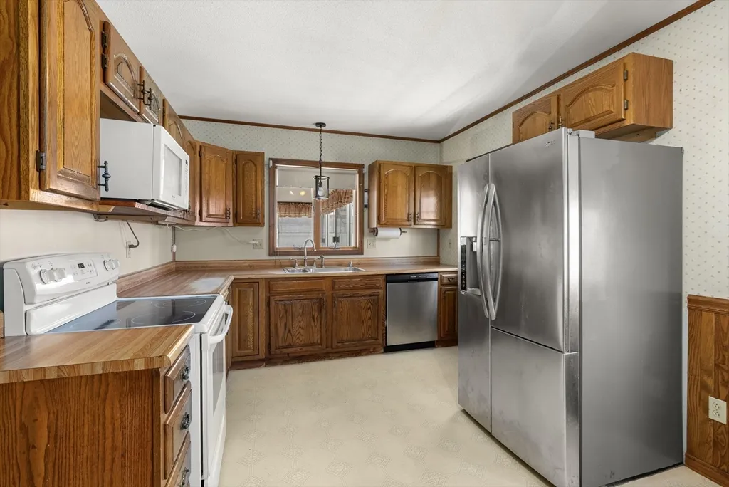 3 bed, 1 bath apartment for rent at 356 East St Unit 356, Ludlow — photo 5 of 12