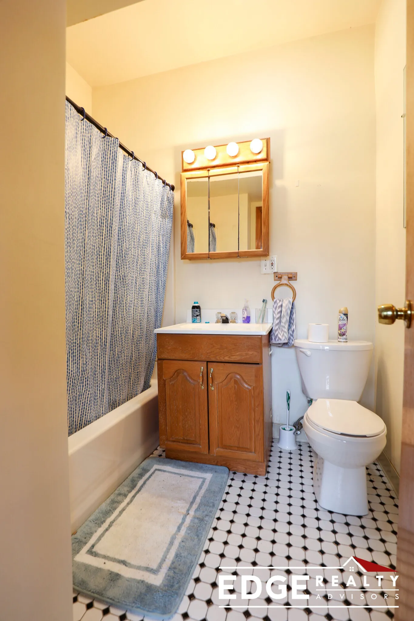 4 bed, 2 bath apartment for rent at 356 Faneuil St Unit 2, Oak Square — photo 9 of 14