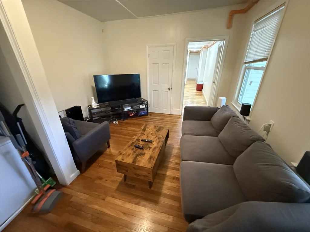 5 bed, 2 bath apartment for rent at 357-359 Cambridge St Unit 2L, East Cambridge — photo 4 of 14