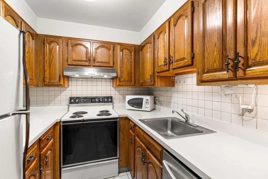 2 bed, 1 bath apartment for rent at 357 Commercial St Unit 412, North End — photo 7 of 33