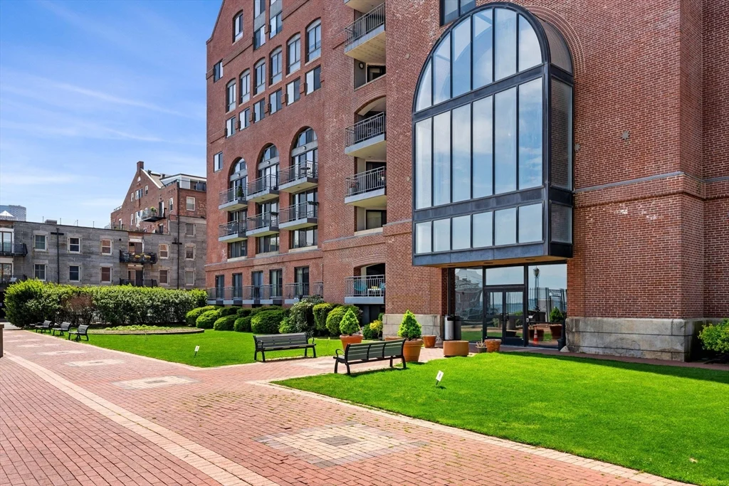 2 bed, 1 bath apartment for rent at 357 Commercial St Unit 412, North End