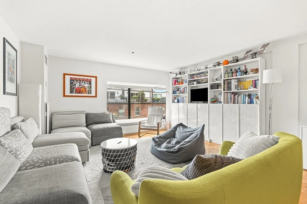 2 bed, 1 bath apartment for rent at 357 Commercial St Unit 514, Waterfront — photo 2 of 25