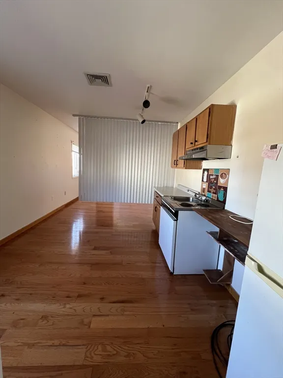Studio bed, 1 bath apartment for rent at 358 Mammoth Rd Unit 7, Pawtucketville — photo 3 of 5