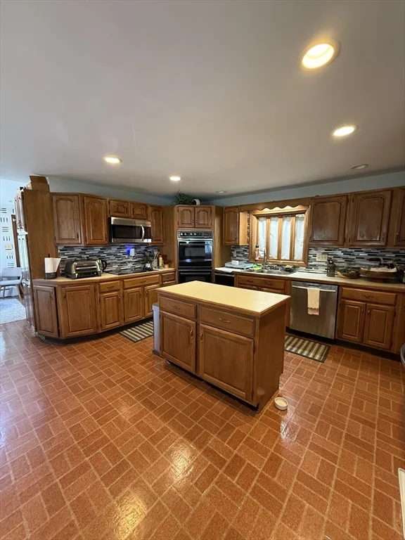 3 bed, 2 bath apartment for rent at 359 Mishawum Rd, Woburn — photo 2 of 16