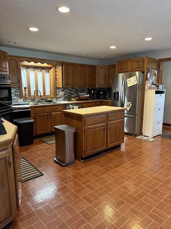 3 bed, 2 bath apartment for rent at 359 Mishawum Rd, Woburn — photo 3 of 16